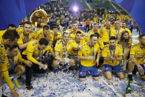 25.05.2019 Kielce. PGNiG Superliga. PGE Vive Kielce zostało po raz 16 mistrzem Polski. Piłkarze i kibice cieszą się ze zwycięstwa / Jarosław Kubalski / Radio Kielce