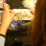 01.12.2019 Kielce.Galeria Echo. Malowanie bombek choinkowych / Jarosław Kubalski / Radio Kielce