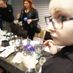 01.12.2019 Kielce.Galeria Echo. Malowanie bombek choinkowych / Jarosław Kubalski / Radio Kielce