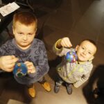 01.12.2019 Kielce.Galeria Echo. Malowanie bombek choinkowych / Jarosław Kubalski / Radio Kielce