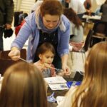 01.12.2019 Kielce.Galeria Echo. Malowanie bombek choinkowych / Jarosław Kubalski / Radio Kielce