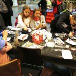 01.12.2019 Kielce.Galeria Echo. Malowanie bombek choinkowych / Jarosław Kubalski / Radio Kielce