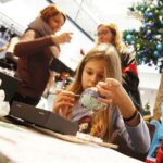 01.12.2019 Kielce.Galeria Echo. Malowanie bombek choinkowych / Jarosław Kubalski / Radio Kielce