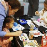 01.12.2019 Kielce.Galeria Echo. Malowanie bombek choinkowych / Jarosław Kubalski / Radio Kielce