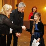 03.12.2019 Kielce. Best Western Grand Hotel. Stypendia programu Grand 2019/2020. Stypendium dla Gabrieli Chrząszcz (z prawej) wręczają Jolanta Turalska - prezes Stowarzyszenia Świętokrzyski Fundusz Lokalny, Piotr Dwurnik - Best Western Grand Hotel i Katarzyna Szymczyk - wicedyrektor Zespołu Państwowych Szkół Muzycznych im. Ludomira Różyckiego w Kielcach  / Jarosław Kubalski / Radio Kielce