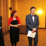 03.12.2019 Kielce. Best Western Grand Hotel. Stypendia programu Grand 2019/2020. Stypendium dla Jana Markowskiego (z prawej) wręczają Piotr Dwurnik - Best Western Grand Hotel i Katarzyna Szymczyk - wicedyrektor Zespołu Państwowych Szkół Muzycznych im. Ludomira Różyckiego w Kielcach  / Jarosław Kubalski / Radio Kielce