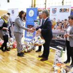 05.12.2019 Kielce. Akcja  "Dziecięca Piłka Ręczna" zorganizowana przez Świętokrzyskie Centrum Doskonalenia Nauczycieli. Piłki dla przedstawicieli szkół wręczyli senator Krzysztof Słoń i dyrektor ŚCDN Jacek Wołowiec / Jarosław Kubalski / Radio Kielce