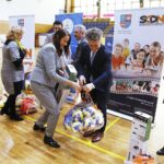 05.12.2019 Kielce. Akcja  "Dziecięca Piłka Ręczna" zorganizowana przez Świętokrzyskie Centrum Doskonalenia Nauczycieli. Piłki dla przedstawicieli szkół wręczyli senator Krzysztof Słoń i dyrektor ŚCDN Jacek Wołowiec / Jarosław Kubalski / Radio Kielce