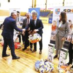 05.12.2019 Kielce. Akcja  "Dziecięca Piłka Ręczna" zorganizowana przez Świętokrzyskie Centrum Doskonalenia Nauczycieli. Piłki dla przedstawicieli szkół wręczyli senator Krzysztof Słoń i dyrektor ŚCDN Jacek Wołowiec / Jarosław Kubalski / Radio Kielce