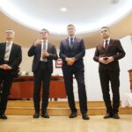 11.12.2019 Kielce. UM. Stypendia dla maturzystów z najwyższą średnią. Od lewej: Artur Maciąg - prorektor PŚk, Jacek Semaniak - rektor UJK, Bogdan Wenta - prezydent Kielc i Marcin Różycki - zastępca prezydenta Kielc / Jarosław Kubalski / Radio Kielce