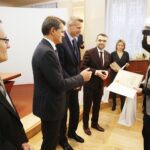 11.12.2019 Kielce. UM. Stypendia dla maturzystów z najwyższą średnią. Od lewej: Artur Maciąg - prorektor PŚk, Jacek Semaniak - rektor UJK, Bogdan Wenta - prezydent Kielc i Marcin Różycki - zastępca prezydenta Kielc / Jarosław Kubalski / Radio Kielce