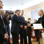 11.12.2019 Kielce. UM. Stypendia dla maturzystów z najwyższą średnią. Od lewej: Artur Maciąg - prorektor PŚk, Jacek Semaniak - rektor UJK, Bogdan Wenta - prezydent Kielc i Marcin Różycki - zastępca prezydenta Kielc / Jarosław Kubalski / Radio Kielce