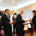 11.12.2019 Kielce. UM. Stypendia dla maturzystów z najwyższą średnią. Od lewej: Artur Maciąg - prorektor PŚk, Jacek Semaniak - rektor UJK, Bogdan Wenta - prezydent Kielc i Marcin Różycki - zastępca prezydenta Kielc / Jarosław Kubalski / Radio Kielce