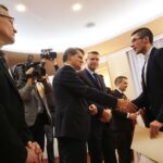 11.12.2019 Kielce. UM. Stypendia dla maturzystów z najwyższą średnią. Od lewej: Artur Maciąg - prorektor PŚk, Jacek Semaniak - rektor UJK, Bogdan Wenta - prezydent Kielc i Marcin Różycki - zastępca prezydenta Kielc / Jarosław Kubalski / Radio Kielce