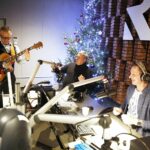 10.12.2019 Radio Kielce. Akcja "Choinka pod choinkę". Piotr Restecki - muzyk, Przemysław Predygier - dyrektor TVP3 Kielce i Paweł Solarz - Radio Kielce / Jarosław Kubalski / Radio Kielce