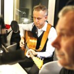 10.12.2019 Radio Kielce. Akcja "Choinka pod choinkę". Piotr Restecki - muzyk i Przemysław Predygier - dyrektor TVP3 Kielce / Jarosław Kubalski / Radio Kielce