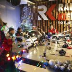 11.12.2019 Radio Kielce. Akcja "Choinka pod choinkę". Alex, Daniel i Talant Dujszebajewowie, Paweł Solarz - Radio Kielce i Olga Dujszebajew / Jarosław Kubalski / Radio Kielce