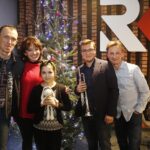 12.12.2019 Radio Kielce. Choinka pod choinkę. Finał dnia czwartego. Pan Józef - darczyńca, Beata Pszeniczna z córka Bogna, Kuba Kowalski i Paweł Solarz / Jarosław Kubalski / Radio Kielce