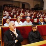 14.12.2019 Kielce. Wyższe Seminarium Duchowne. Wystawa poświęcona aktorowi Edwardowi Kusztalowi i premiera spektaklu "Rewizor" w wykonaniu aktorów WSD. Biskup Jan Piotrowski / Jarosław Kubalski / Radio Kielce