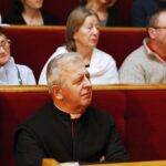 14.12.2019 Kielce. Wyższe Seminarium Duchowne. Wystawa poświęcona aktorowi Edwardowi Kusztalowi i premiera spektaklu "Rewizor" w wykonaniu aktorów WSD. Biskup Jan Piotrowski / Jarosław Kubalski / Radio Kielce