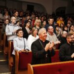 14.12.2019 Kielce. Wyższe Seminarium Duchowne. Wystawa poświęcona aktorowi Edwardowi Kusztalowi i premiera spektaklu "Rewizor" w wykonaniu aktorów WSD. Biskup Jan Piotrowski / Jarosław Kubalski / Radio Kielce