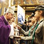 15.12.2019 Kielce. Katedra. Betlejemskie Światło Pokoju. Biskup Jan Piotrowski / Jarosław Kubalski / Radio Kielce