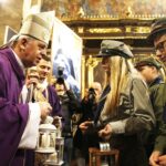 15.12.2019 Kielce. Katedra. Betlejemskie Światło Pokoju. Biskup Jan Piotrowski / Jarosław Kubalski / Radio Kielce