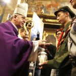 15.12.2019 Kielce. Katedra. Betlejemskie Światło Pokoju. Biskup Jan Piotrowski / Jarosław Kubalski / Radio Kielce