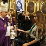 15.12.2019 Kielce. Katedra. Betlejemskie Światło Pokoju. Biskup Jan Piotrowski / Jarosław Kubalski / Radio Kielce