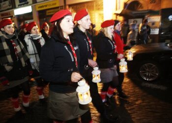 15.12.2019 Kielce. Betlejemskie Światło Pokoju. Harcerze i zuchy przeszli z nim z katedry na Rynek / Jarosław Kubalski / Radio Kielce