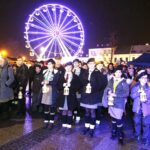 15.12.2019 Kielce. Betlejemskie Światło Pokoju. Harcerze i zuchy przeszli z nim z katedry na Rynek / Jarosław Kubalski / Radio Kielce