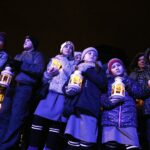 15.12.2019 Kielce. Betlejemskie Światło Pokoju. Harcerze i zuchy przeszli z nim z katedry na Rynek / Jarosław Kubalski / Radio Kielce