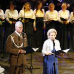 16.12.2019 Kielce. Wigilia służb mundurowych w WDK. Płk Jarosław Molisak - szef Wojewódzkiego Sztabu Wojskowego w Kielcach i Edyta Bobryk - zastępca dyrektora WDK / Jarosław Kubalski / Radio Kielce