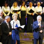 16.12.2019 Kielce. Wigilia służb mundurowych w WDK. Płk Jarosław Molisak - szef Wojewódzkiego Sztabu Wojskowego w Kielcach, Zbigniew Koniusz - wojewoda, Edyta Bobryk - zastępca dyrektora WDK i Andrzej Bętkowski - marszałek / Jarosław Kubalski / Radio Kielce