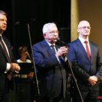 16.12.2019 Kielce. Wigilia służb mundurowych w WDK. Jarosław Rusiecki - senator, Krzysztof Lipiec - poseł i Piotr Wawrzyk - wiceminister spraw zagranicznych / Jarosław Kubalski / Radio Kielce