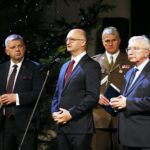 16.12.2019 Kielce. Wigilia służb mundurowych w WDK. Jarosław Rusiecki - senator, Piotr Wawrzyk - wiceminister spraw zagranicznych, płk Jarosław Molisak - szef Wojewódzkiego Sztabu Wojskowego w Kielcach, Krzysztof Lipiec - poseł i Edyta Bobryk - zastępca dyrektora WDK / Jarosław Kubalski / Radio Kielce