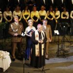 16.12.2019 Kielce. Wigilia służb mundurowych w WDK. Biskup Jan Piotrowski a za nim płk Jarosław Molisak - szef Wojewódzkiego Sztabu Wojskowego w Kielcach, Edyta Bobryk - zastępca dyrektora WDK i ks. ppor. Paweł Kowalski – kapelan Komendy Miejskiej Policji w Kielcach / Jarosław Kubalski / Radio Kielce