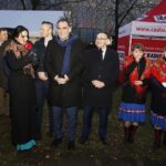 20.12.2019 Kielce. Ogród Radia Kielce. Choinki dla słuchaczy. Magdalena Sitek, zastępca burmistrza Chęcin Mariusz Nowak, prezes Radia Kielce Janusz Knap i wójt Bielin Sławomir Kopacz / Jarosław Kubalski / Radio Kielce