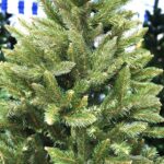 13.12.2019 Kielce. Sztuczne choinki na bazarze / Jarosław Kubalski / Radio Kielce