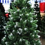 13.12.2019 Kielce. Sztuczne choinki na bazarze / Jarosław Kubalski / Radio Kielce