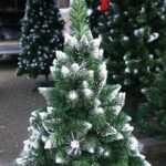 13.12.2019 Kielce. Sztuczne choinki na bazarze / Jarosław Kubalski / Radio Kielce