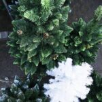 13.12.2019 Kielce. Sztuczne choinki na bazarze / Jarosław Kubalski / Radio Kielce