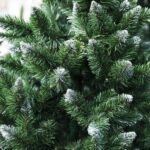 13.12.2019 Kielce. Sztuczne choinki na bazarze / Jarosław Kubalski / Radio Kielce