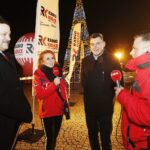 19.12.2019 Sandomierz. Choinki dla słuchaczy Radia Kielce. Od lewej Wojciech Czerwiec - przewodniczący rady miasta, Grażyna Szlęzak-Wójcik - Radio Kielce,  Marcin Marzec - burmistrz i Robert Szumielewicz - Radio Kielce / Jarosław Kubalski / Radio Kielce
