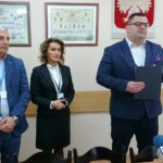 20.12.2019. Skarżysko-Kamienna. Konferencja w sprawie petycji o dofinansowanie opłaty za wywóz odpadów. Na zdjęciu (od lewej): Michał Szuster - kierownik referatu gospodarki odpadami, Monika Kuśmierczyk - naczelnik Wydziału Gospodarki Komunalnej i Konrad Kronig - prezydent Skarżyska / Anna Głąb / Radio Kielce