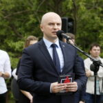 Uroczystości przy pomniku rozstrzelanych patriotów na ul. Karczówkowskiej. Rafał Nowak - dyrektor Wzgórza Zamkowego w Kielcach / Marzena Mąkosa / Radio Kielce