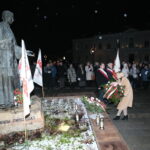 Obchody 37. rocznicy wprowadzenia stanu wojennego. Złożenie kwiatów przed pomnikiem ks. Jerzego Popiełuszki. Kwiaty składa: Renata Janik - wicemarszałek województwa świętokrzyskiego  / Marzena Mąkosa / Radio Kielce