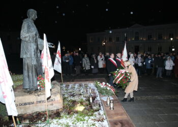 Obchody 37. rocznicy wprowadzenia stanu wojennego. Złożenie kwiatów przed pomnikiem ks. Jerzego Popiełuszki. Kwiaty składa: Renata Janik - wicemarszałek województwa świętokrzyskiego  / Marzena Mąkosa / Radio Kielce