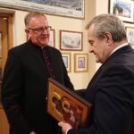 11.12.2019 Opatów. Wizyta Piotra Glińskiego w kolegiacie. Na zdjęciu (od lewej): ks. Michał Spociński - proboszcz kolegiaty i wicepremier Piotr Gliński / Emilia Sitarska / Radio Kielce