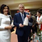 15.12.2019 Kunów. Świąteczny jarmark. Na zdjęciu (od lewej): Aneta Szlosek-Tyczyńska - sekretarz gminy i Lech Łodej - burmistrz Kunowa / Emilia Sitarska / Radio Kielce